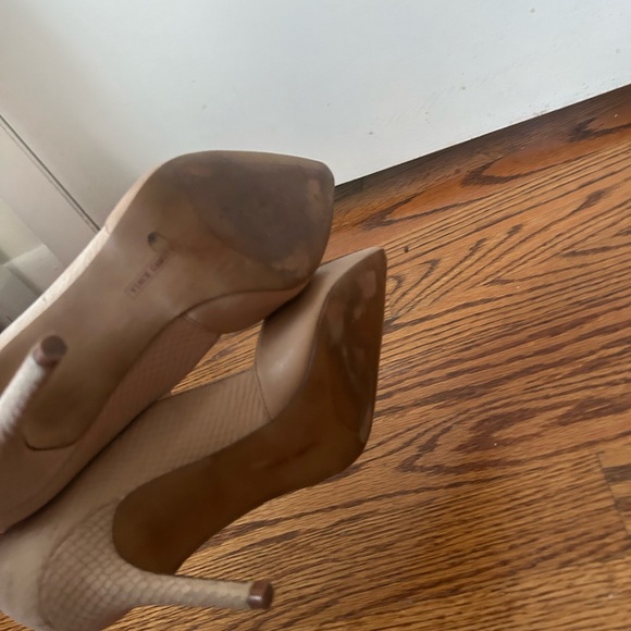Vince Camuto Nude Blush “Airmosah” Suede Pointed Toe Pump Size 8.5 - Picture 5 of 7